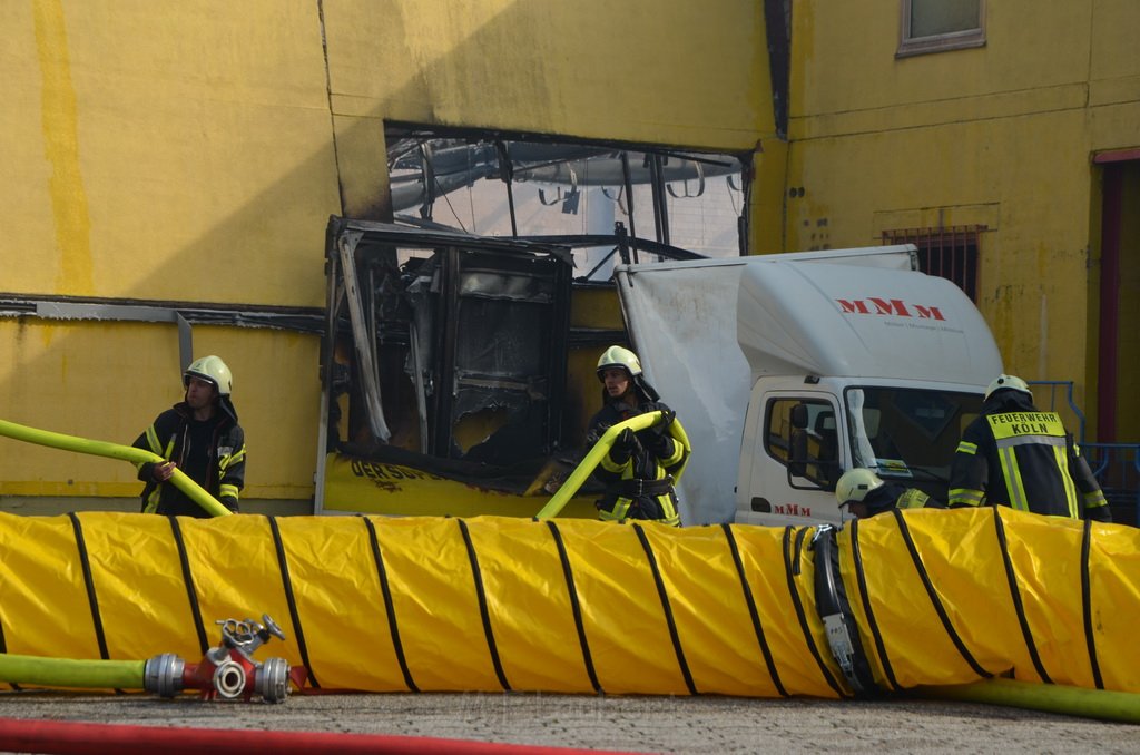 Grossfeuer Poco Lager Koeln Porz Gremberghoven Hansestr P611.JPG - Miklos Laubert